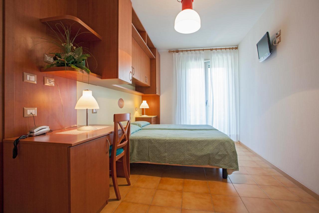 Hotel Garni Villa Magnolia Torbole Sul Garda Quarto foto